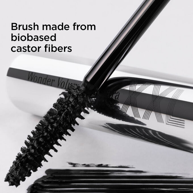 Close-up of the Clarins XXL black mascara brush to highlight its biobased castor fibers composition